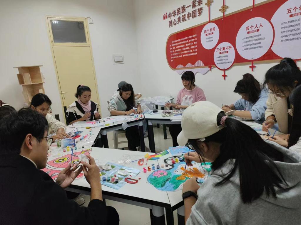 紙鳶舞晴空，藝術(shù)潤社區(qū)——我校“一站式”學(xué)生社區(qū)成功舉辦紙鳶藝術(shù)體驗活動